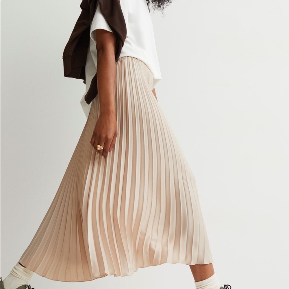 H&M Pleated Skirt (Light Beige)